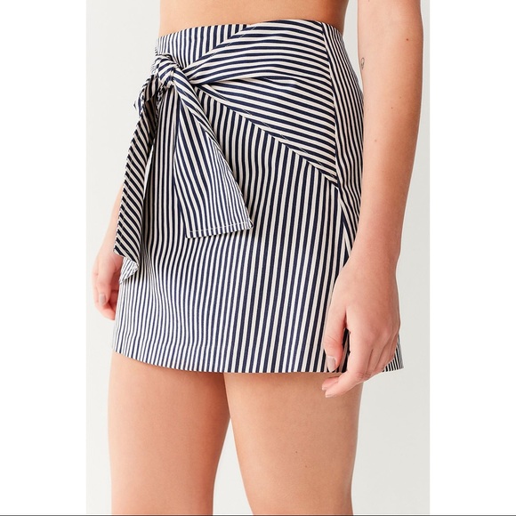 UO Alexa Tie Front Skirt - Picture 3 of 6